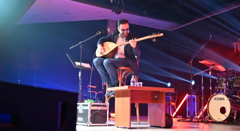 Manisa’da İsmail Altunsaray ile türkü dolu gece