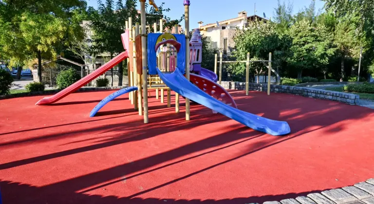Manisa’da Park ve Oyun Alanlarının Zeminleri Yenileniyor