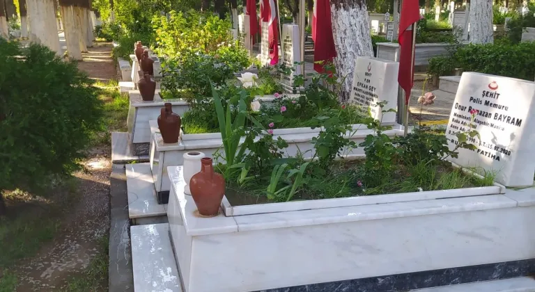 Manisa'daki mezarlıklar bayrama hazır