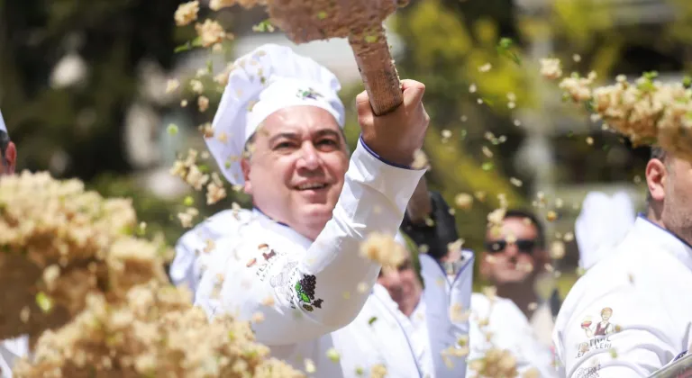 Manisa’nın lezzetleri buluştu... Başkan Dutlulu, mesir baharatlı bahar pilavı pişirdi