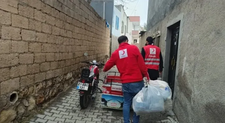 Mardin Kızılay, 420 Aileye Bayram Hediyesi Dağıttı

