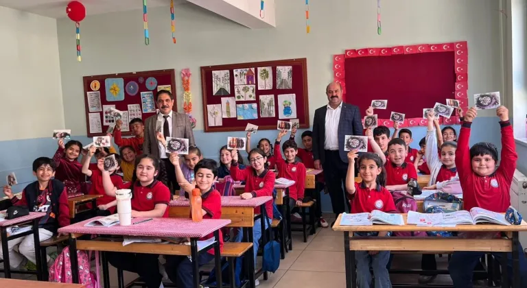 Mardin Yeşilli PTT İlçe Müdürü Serdar Avuka’dan öğrencilere bayram sevinci
