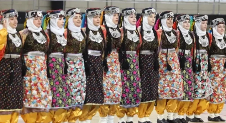 Mardin'de Halk Oyunları İl Yarışması Heyecanı







