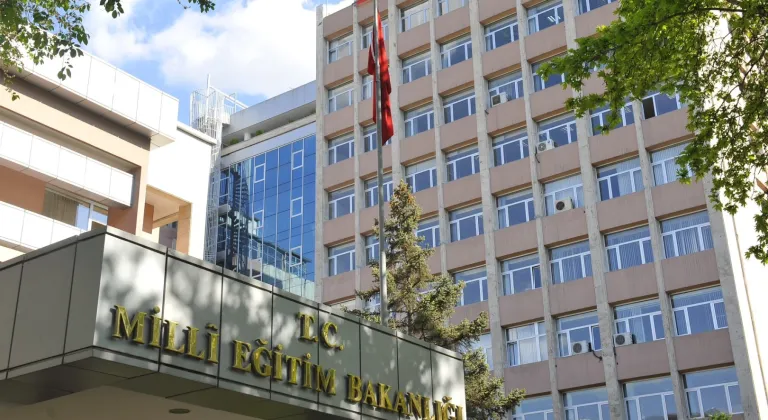 MEB'den izinsiz okullara devam eden öğrencilere yakın takip