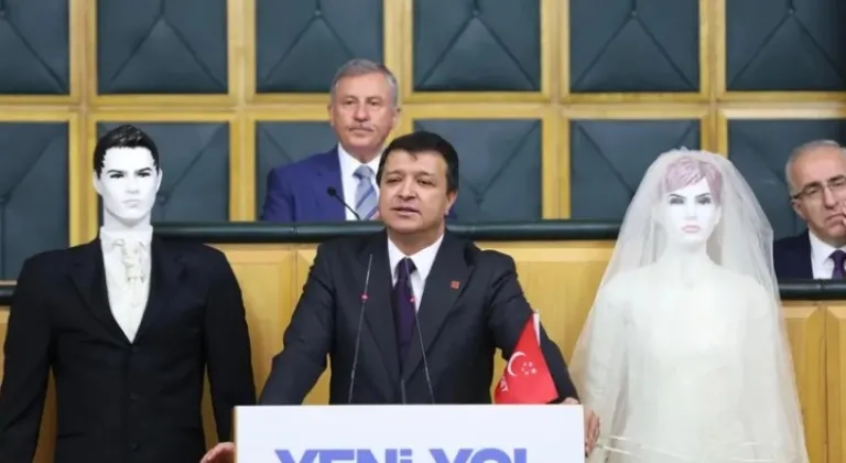 Meclis Kürsüsünde Sürpriz: Arıkan Sunumunu Cansız Mankenlerle Yaptı