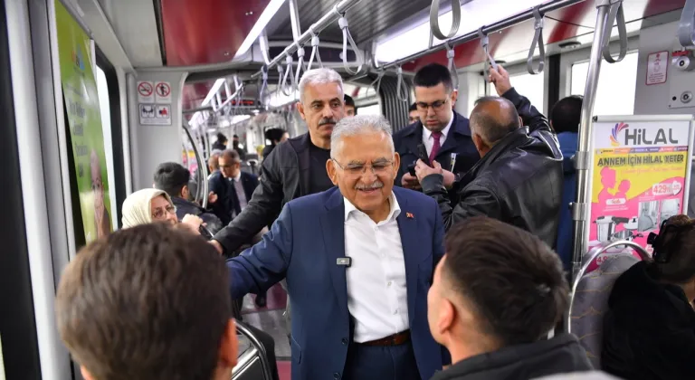 Memduh Büyükkılıç'tan tramvay yolculuğu