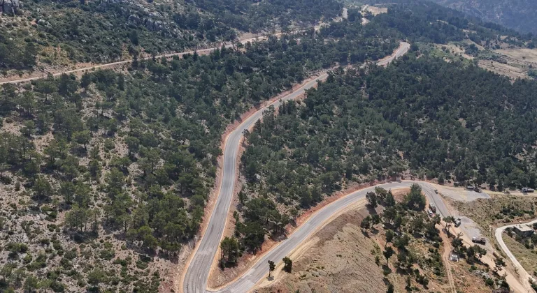 Mersin Büyükşehir, Gülnar’da 5 mahallenin yolunu genişletti
