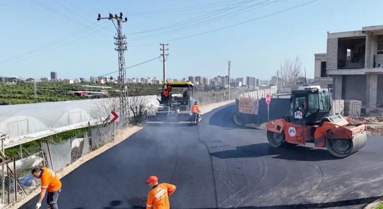 Mersin Büyükşehir’den Mezitli’de sıcak asfalt atağı