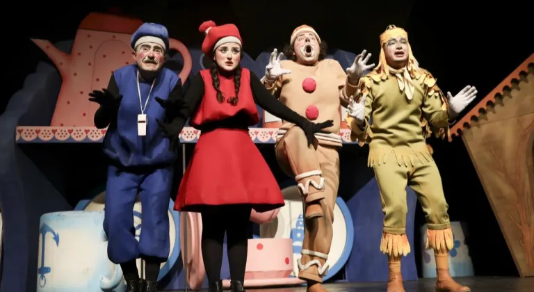 Mersin'de “Bisküvi Adam” oyunu Silifkeli miniklerle buluştu