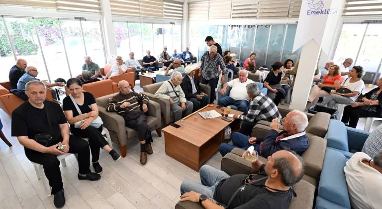 Mersin’de emekliler bayram sevinciyle buluştu