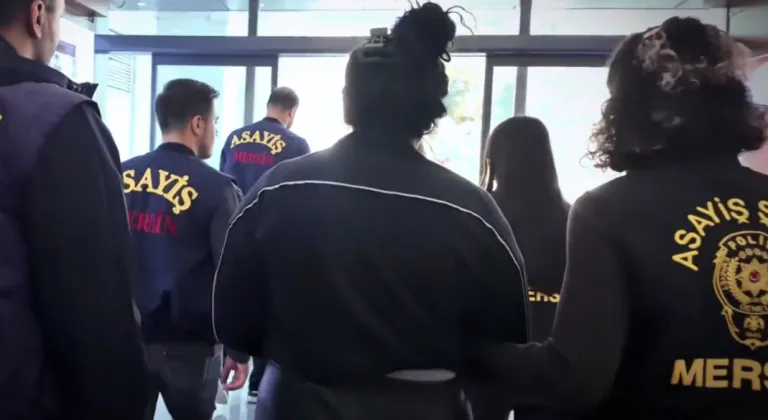 Mersin’de hırsızlık şüphelileri minibüste yakalandı: 3 tutuklama