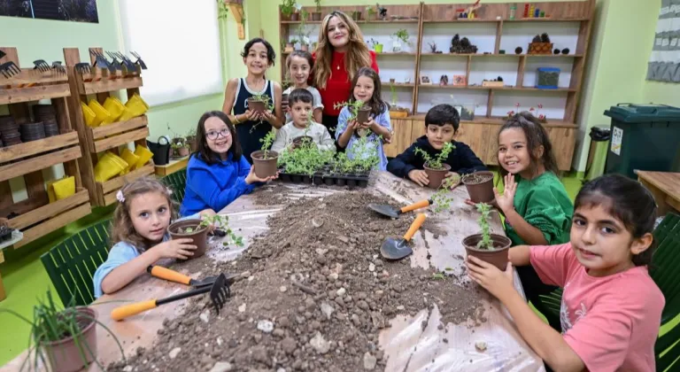 Mersin’de minik eller toprakla hayata dokunuyor