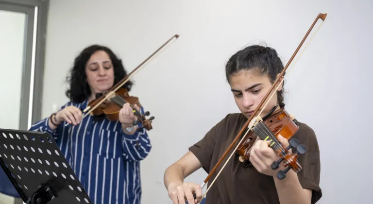 Mersin'de müzik kursları vatandaşların ruhuna dokunuyor