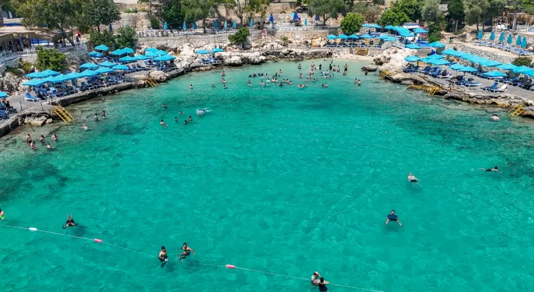 Mersin’de Plajlar Tatilcilerle Dolup Taşıyor