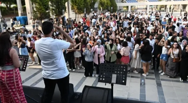 Mersin'de YKS’ye hazırlanan öğrencilere motivasyon konseri









