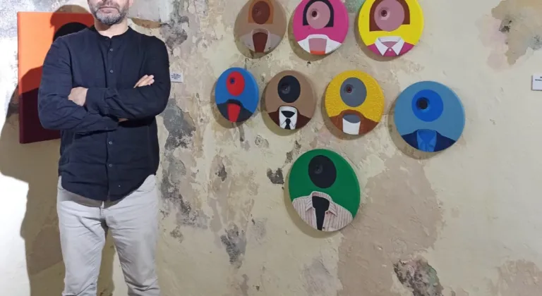 Metin Özgör'ün “Ne Yerde Ne Gökte” Sergisi Mardin'de açıldı