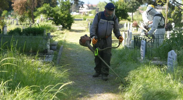 Mezarlıklar Kurban Bayramı öncesi temizleniyor