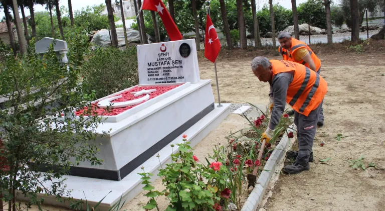 Mezarlıklarda bayram hazırlığı sürüyor