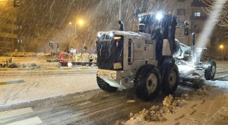 Midyat’ta Güvenli Ulaşım İçin Kar Temizliği