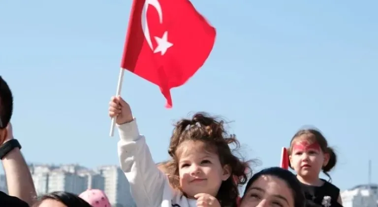 Milli İrade Meydanı, Çocukların Coşkusuyla Canlandı

