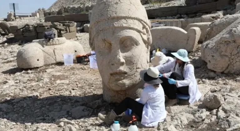 Nemrut Heykellerine Nano Dokunuş