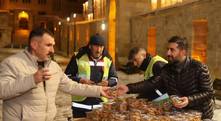 Nevşehir Belediyesi Miraç Kandili’nde Vatandaşlara İkramda Bulundu