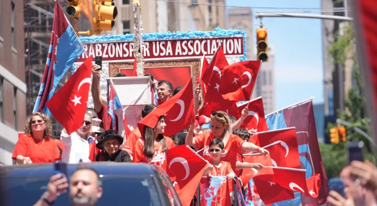 New York’ta Türk bayraklarıyla coşkulu yürüyüş... Binlerce kişi Manhattan’ta buluştu