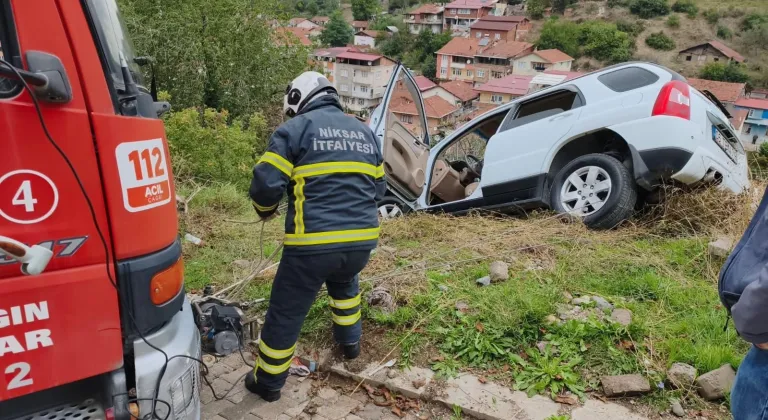 Niksar'da uçurum kenarında kalan araçtaki 4 kişiyi itfaiye kurtardı