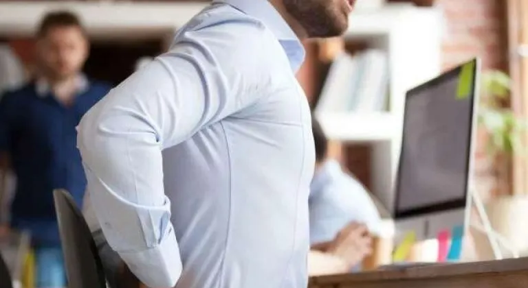 Ofis çalışanlarına uyarı! Hareketsiz yaşam omurga sağlığını tehdit ediyor