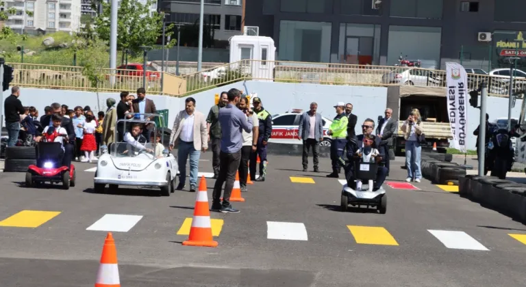 Öğrencilere uygulamalı trafik eğitimi