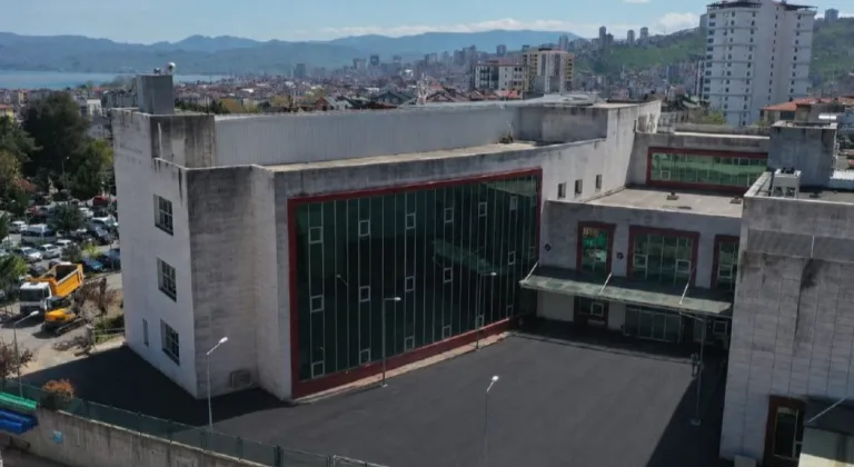 Ordu’da Fatsa Devlet Hastanesi önü sıcak asfaltla yenileniyor