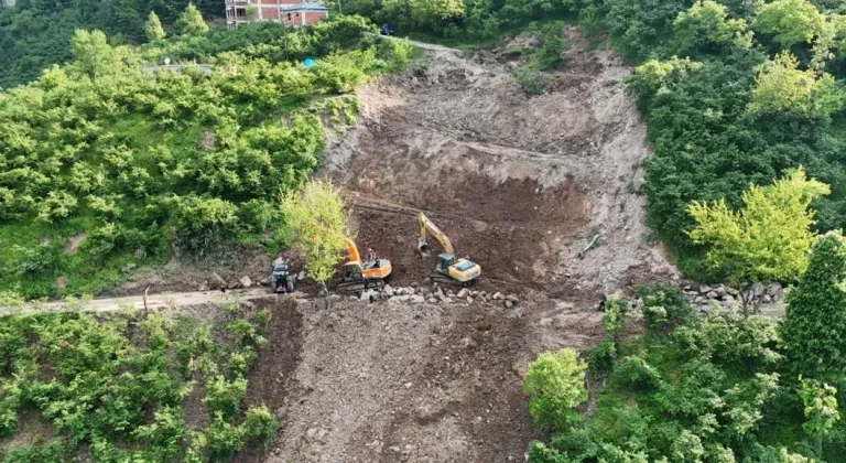 Ordu’da heyelan temizlendi, yol yeniden açıldı