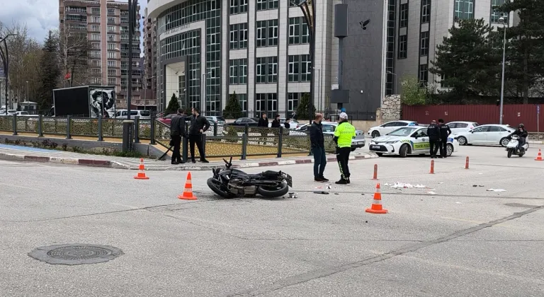 Otomobil ile motosiklet çarpıştı: 2 ağır yaralı