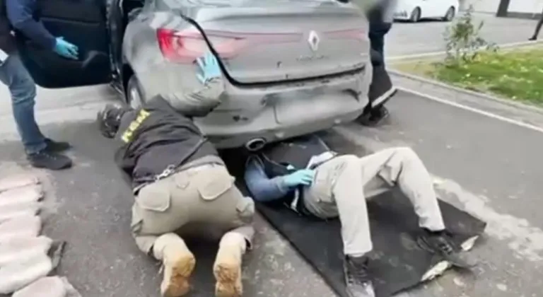 Otomobilin koltuklarına gizlenmiş 56 kilo uyuşturucu ele geçirildi