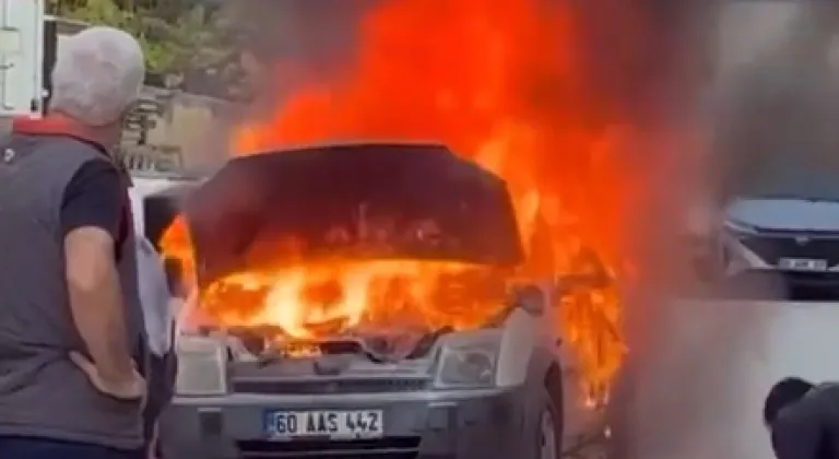 Otoparkta park halindeki otomobil yandı