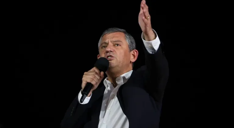 Özgür Özel: “Pijamalı; kumandayı bırak, mücadeleye koş”