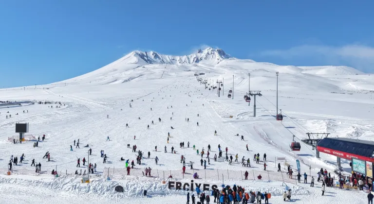 Rekortmen Erciyes yeni kayakseverleri bekliyor