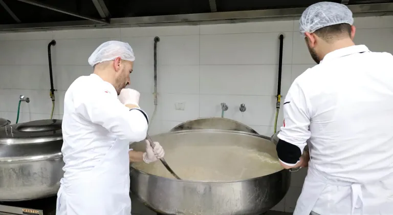 Sakarya'da 90 bin kişilik iftar yemeği kendi kazanlarında pişiriyor