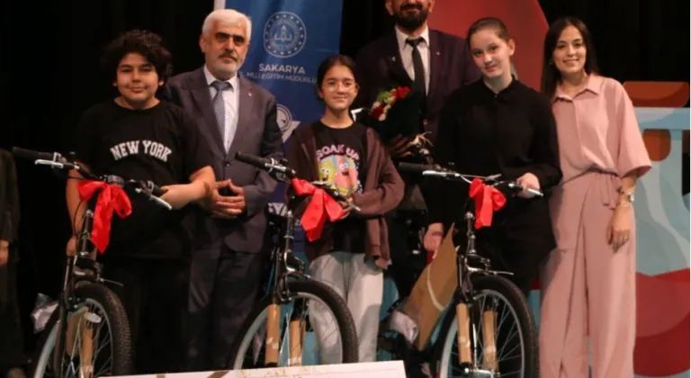 Sakarya'da bilim çocukları ödüllerine kavuştu