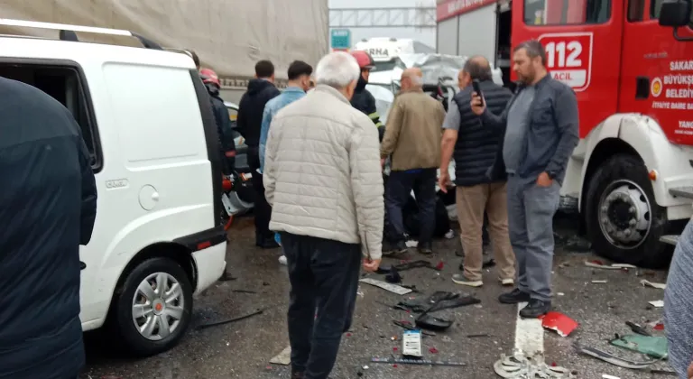 Sakarya’da itfaiye aracı, tır ve 3 araca çarptı!