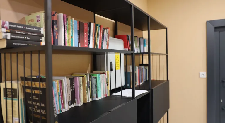 Sakarya’da öğrenciler çamaşırları yıkanırken kitap okuyor