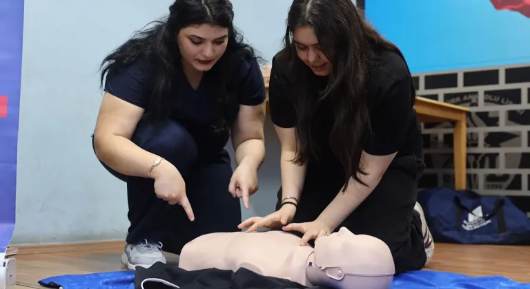 Sakarya'da öğrencilere Büyükşehir'den uygulamalı ilkyardım