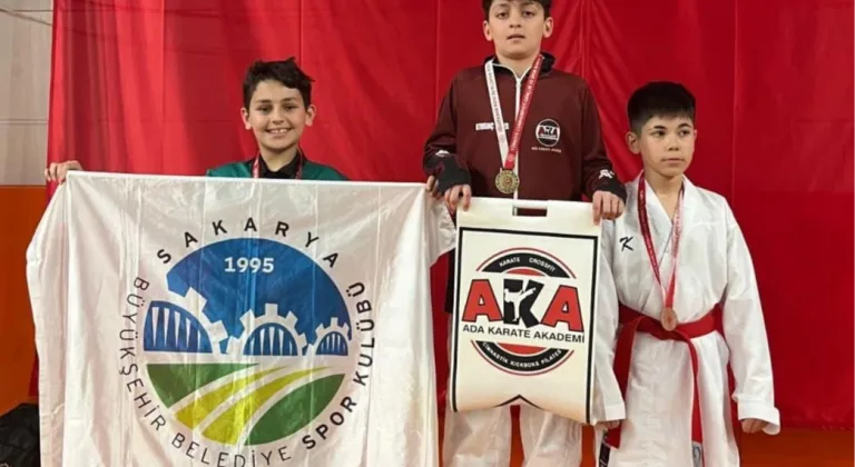 Sakaryalı sporcular kürsüden inmedi!