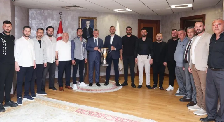 Şampiyon Gölcükspor kupasıyla Başkan Büyükakın’a geldi