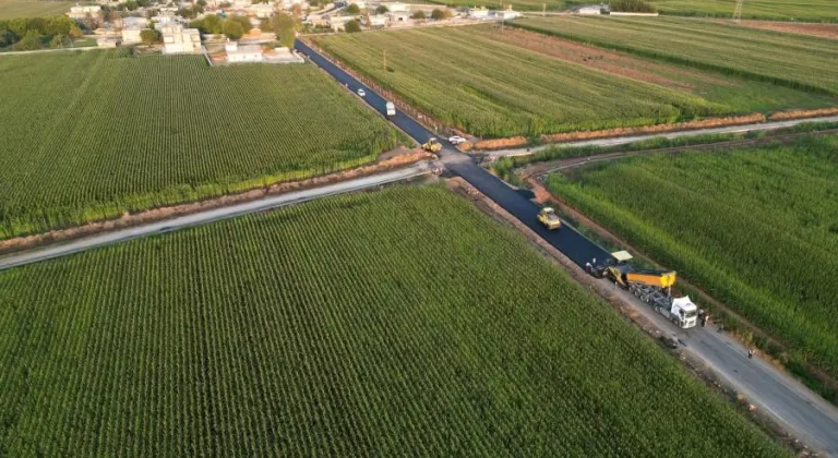 Şanlıurfa Eyyübiye’de Kırsal Mahalleleri Birleştiren Yola Sıcak Asfalt