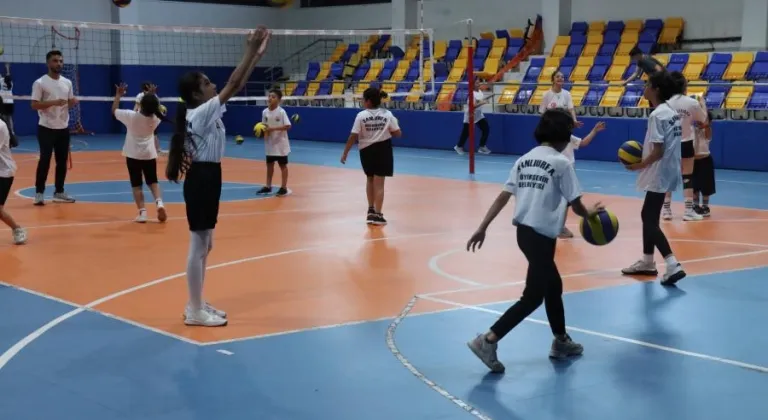 Şanlıurfa’da Yaz Kurslarına Büyük İlgi: Kız Çocukları Voleybolda Buluşuyor