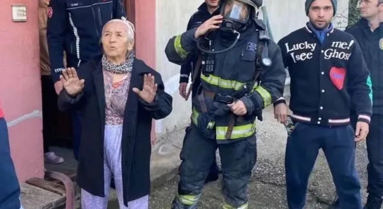 Serik'te Sevim Nine balkona çıkarak alevlerden kurtuldu