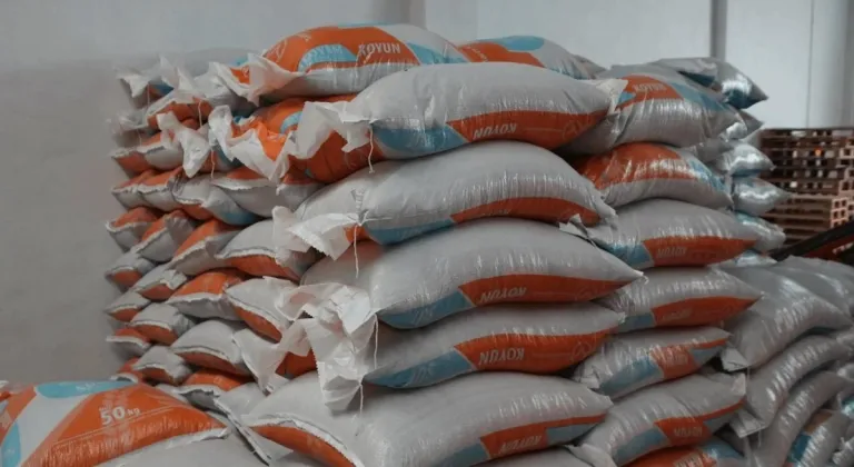 Sındırgılı Depremzede Çiftçilere Hayvan Yemi Yardımı