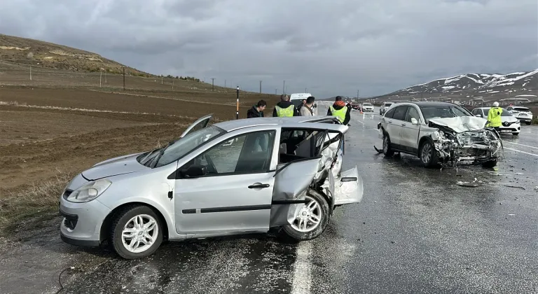 Sivas'ta 3 aracın karıştığı zincirleme kazada Erbaalı genç öldü 5 yaralı