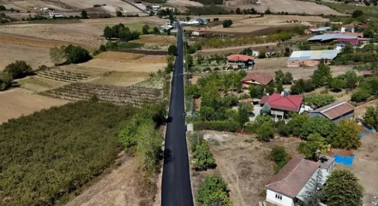 Söğütlü’nün Kırsalında Yollar Daha Konforlu ve Güvenli